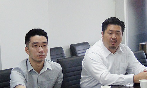 新加坡资讯通信发展管理局中国区司长、新加坡驻上海总领事馆信息产业处领事庄庆维（右）