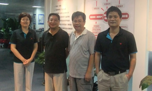 右一赢博互联董事长杨冰之，右二中科院研究生院教授吕本富， 左一赢博互联总经理郑爱军，左二互联网研究专家王俊秀