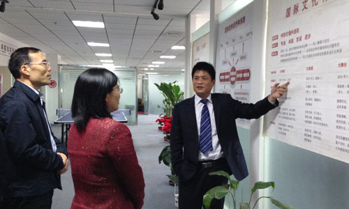（左一）宁波市智慧城市研究院院长　顾德道　　　 　　　　　　。ㄗ蠖）宁波市智慧城市建设工作领导小组办公室主任　谢月娣