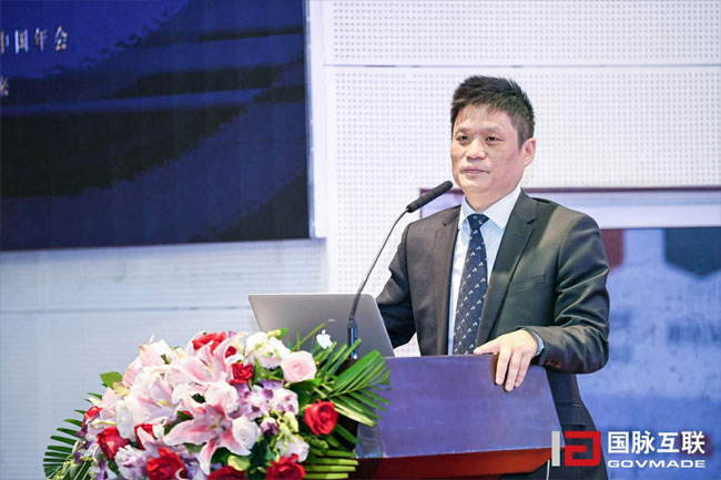 赢博集团董事长杨冰之在“2017互联网+智慧中国年会”主论坛上以“政府数据治理与智慧社会前瞻”为主题进行演讲