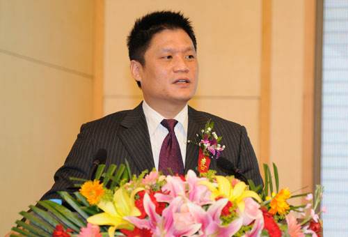 赢博集团董事长杨冰之在第二届全国政务服务论坛塈政务服务国际博览会上做“政务大数据发展阶段与挑战”主题演讲