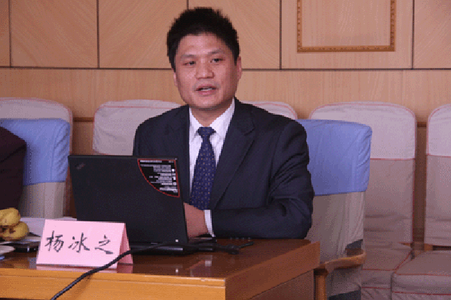 赢博互联政府网站评测研究中心主任、首席研究员杨冰之向与会专家进行了详细的汇报