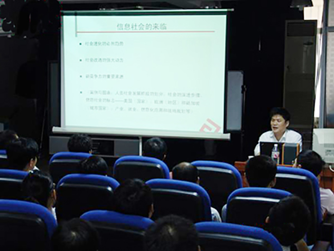 赢博信息化发展研究中心主任、浙江大学客座教授杨冰之应邀赴南华大学，为该校计算机科学与技术学院师生做了题为“网络与信息化建设人才需求”的学术讲座