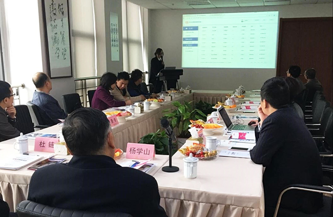 工信部原副部长杨学山听取赢博海洋副总经理王路燕对赢博“数据基因系统”的整体介绍和现场操作演示