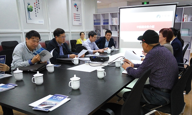 中船通总经理郑爱军向舟山市人大常委会副主任李善忠一行汇报中船通的运营情况、经营状况以及人员配置等