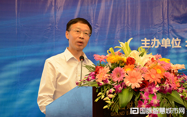 在“2015中国互联网+信息社会高端论坛”上，农业部信息中心原主任郭作玉发表主题演讲。