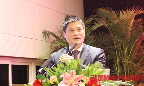 在"2014中国智慧政府发展年会"上，赢博互联董事长、首席研究员杨冰之发表主题演讲